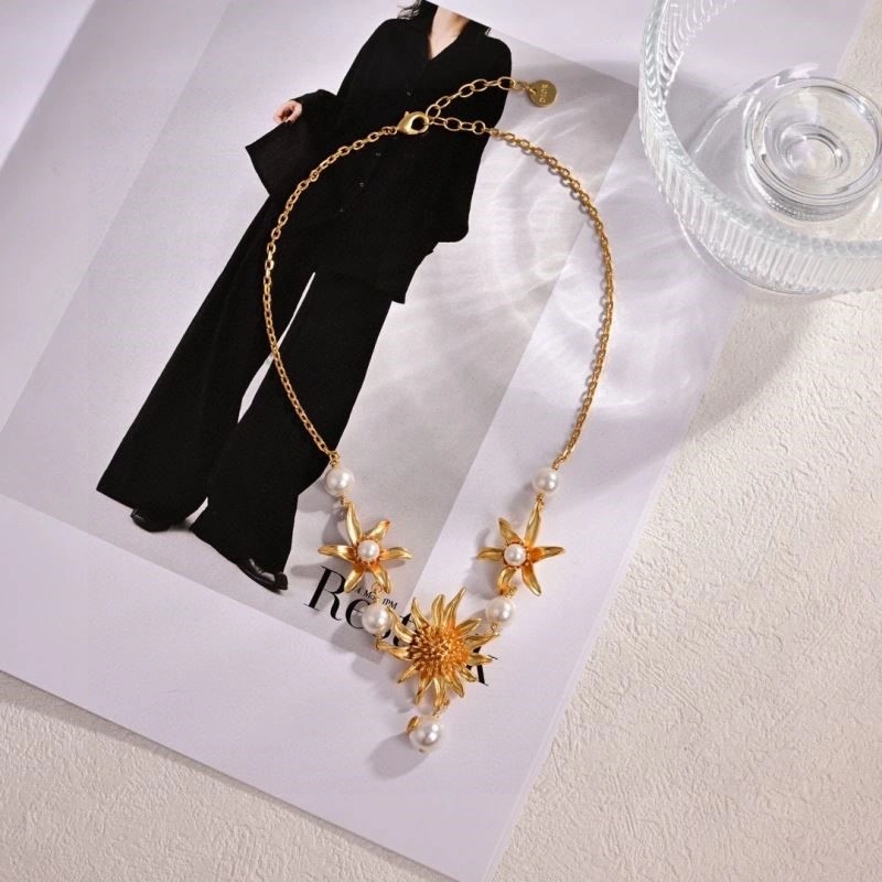 Compact Christian Dior Necklaces 233099