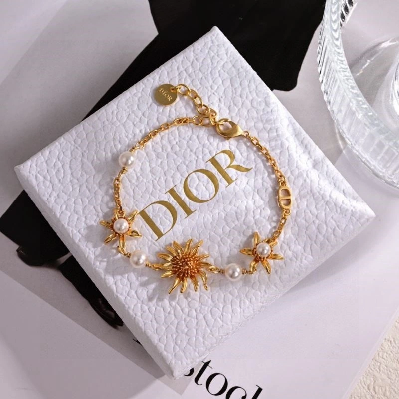 Compact Christian Dior Necklaces 233099