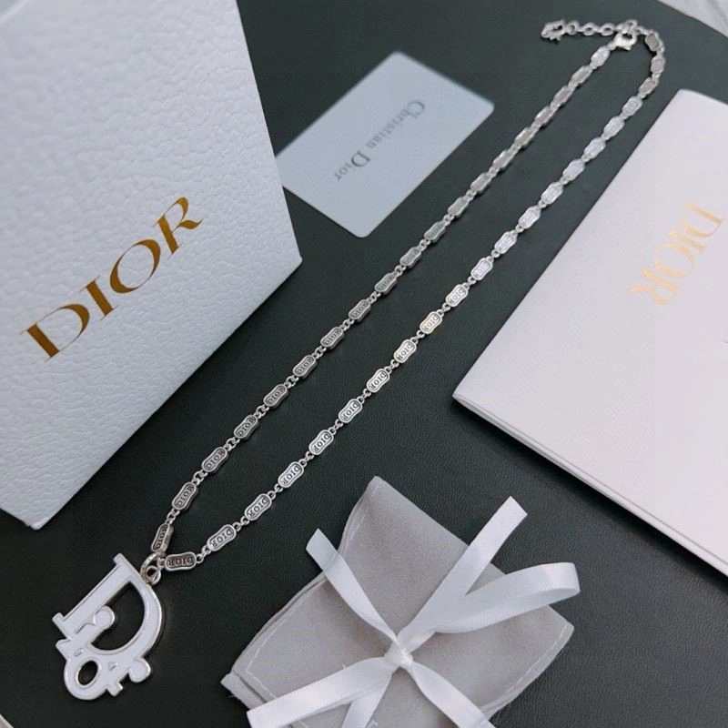 Sleek Christian Dior Necklaces 233050