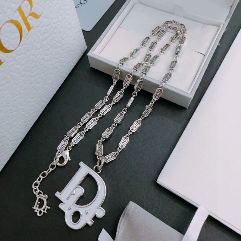 Sleek Christian Dior Necklaces 233050
