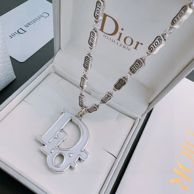 Sleek Christian Dior Necklaces 233050