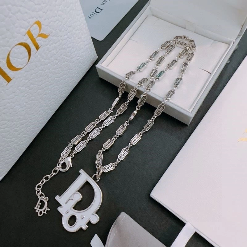 Sleek Christian Dior Necklaces 233050