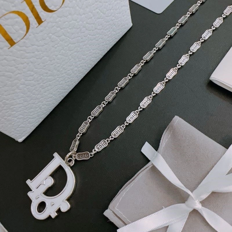 Sleek Christian Dior Necklaces 233050