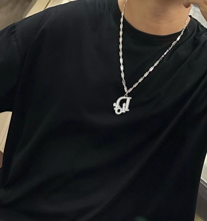 Sleek Christian Dior Necklaces 233050