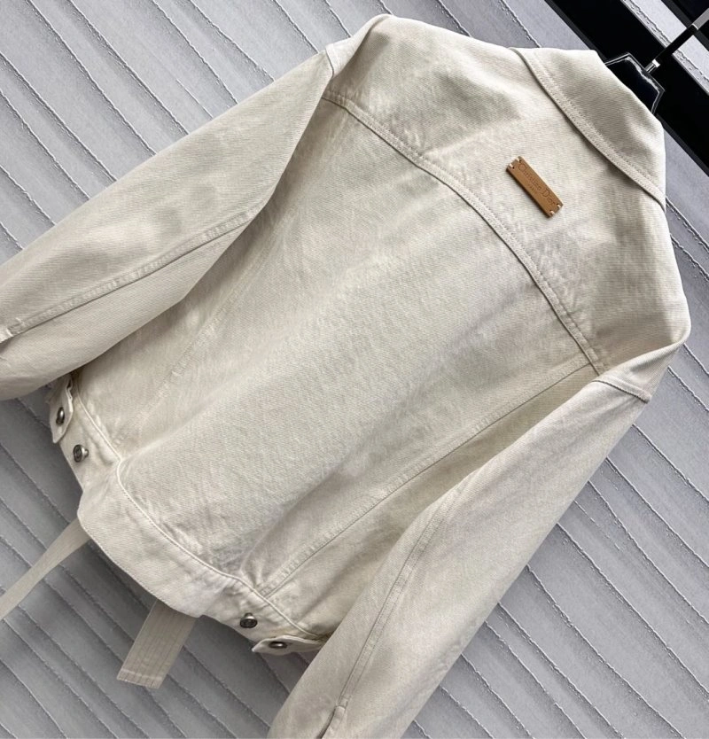 Effortless Christian Dior Outwear 112170