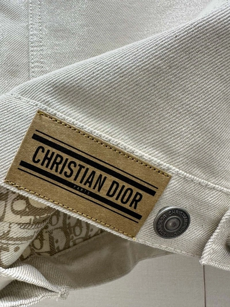 Bold Christian Dior Outwear 112134
