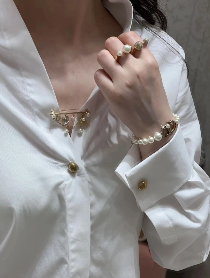Resilient Christian Dior Rings 235177
