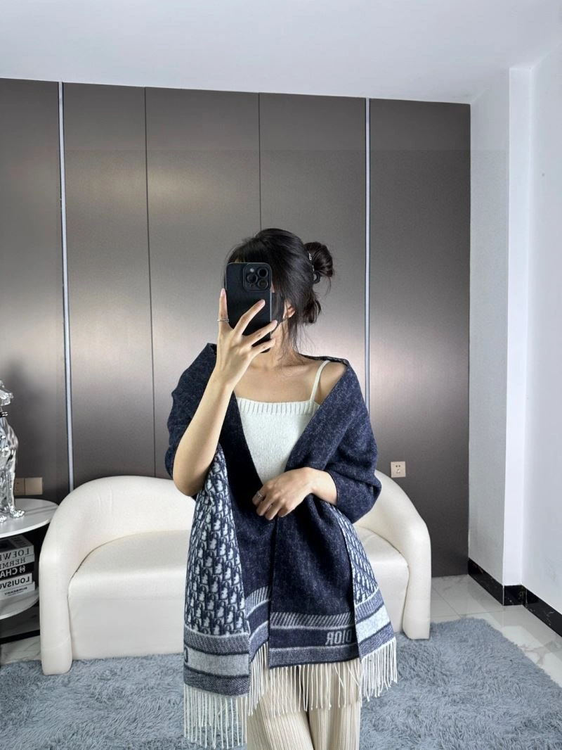 Versatile Christian Dior Scarf 271115