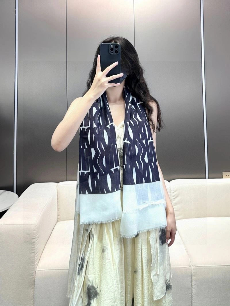 Effortless Christian Dior Scarf 271112