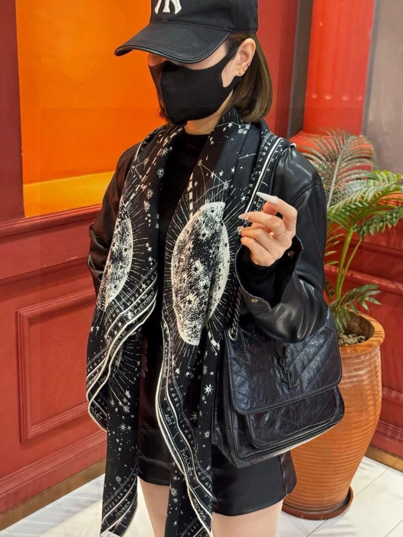 WellDesigned Christian Dior Scarf 271106