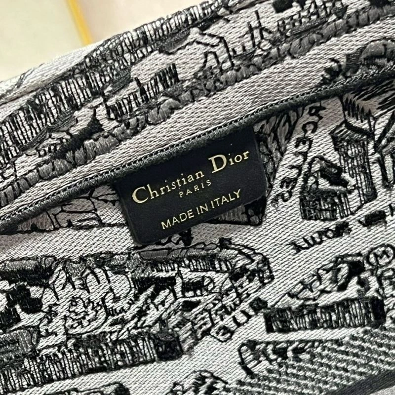 WellDesigned Christian Dior Shopping Bags 76207
