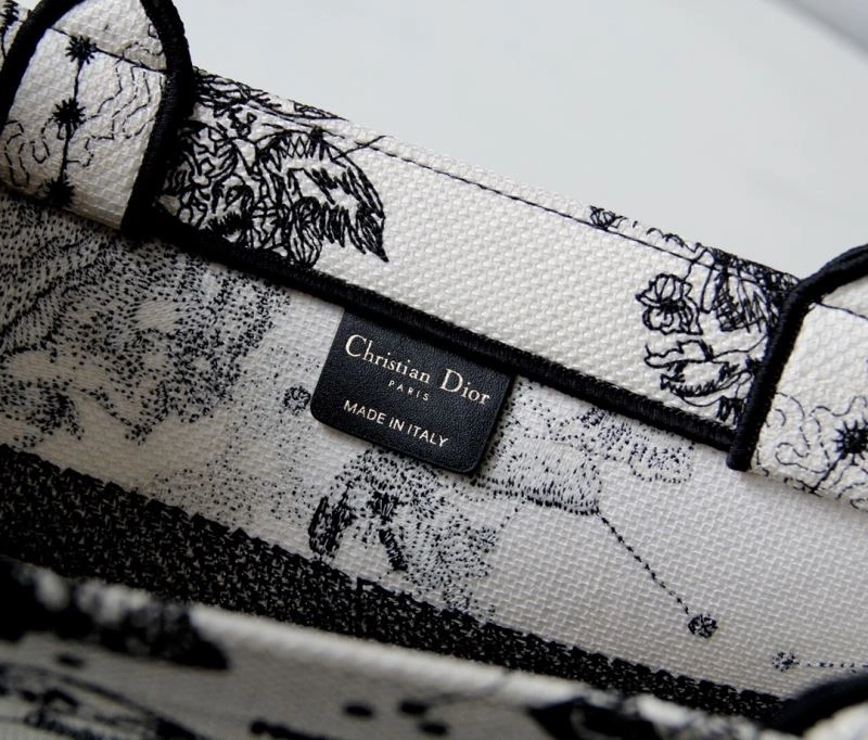 Minimalist Christian Dior Shopping Bags 70505
