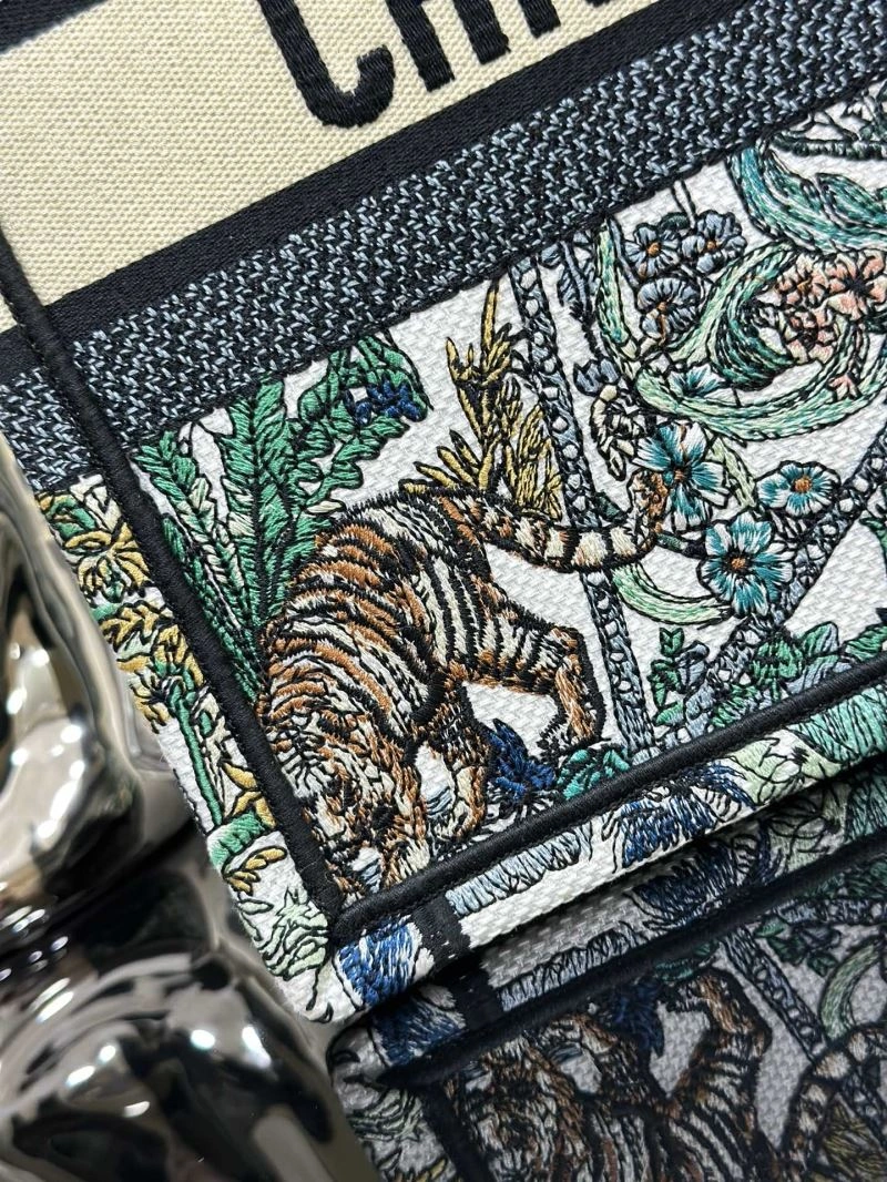 ModernLook Christian Dior Shopping Bags 70318