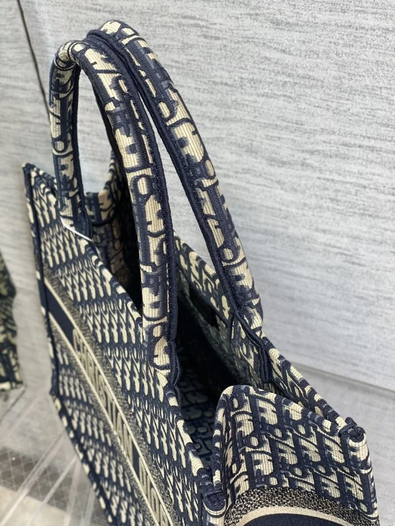 Timeless Christian Dior Shopping Bags 46894
