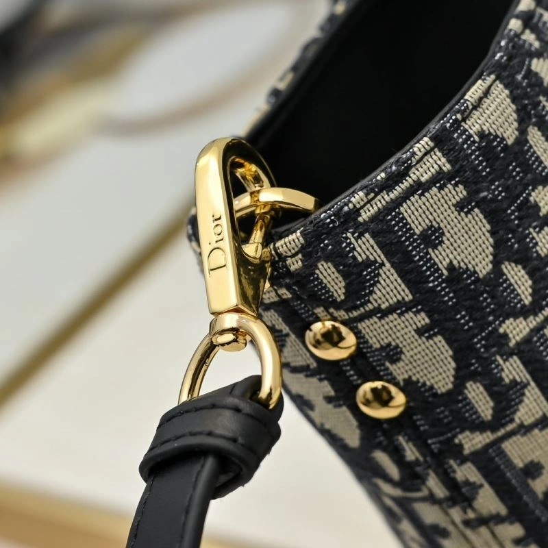 Effortless Christian Dior Shopping Bags 85520