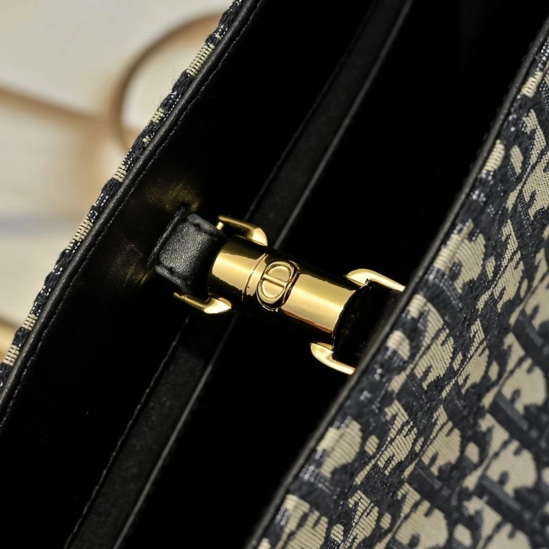 Effortless Christian Dior Shopping Bags 85520
