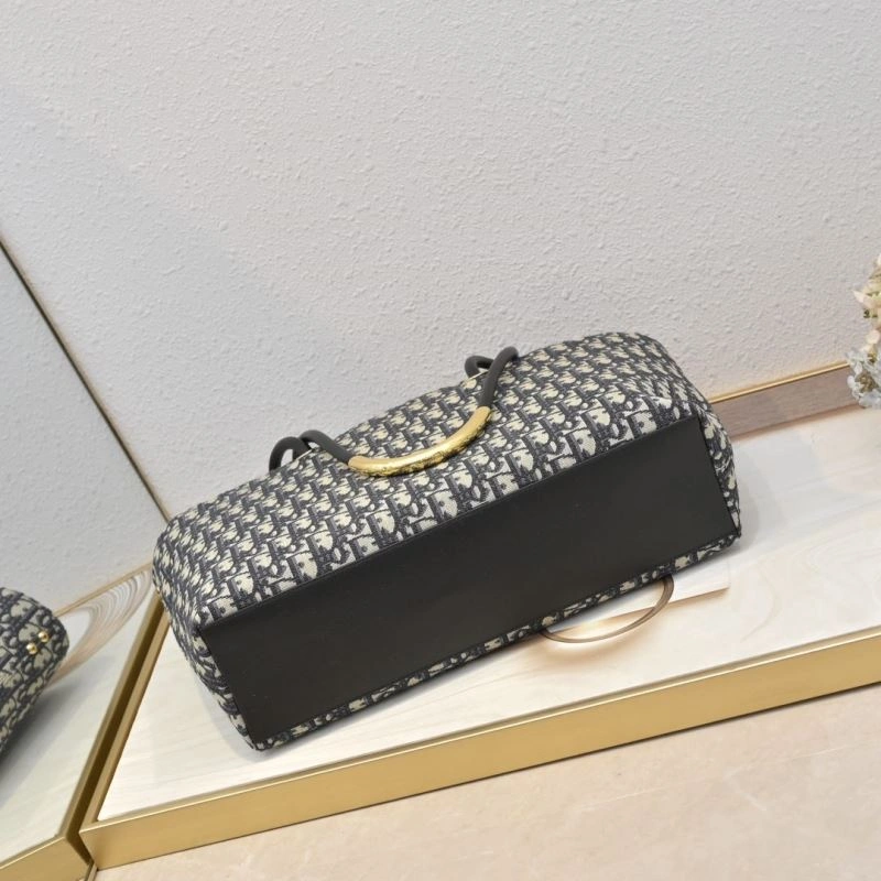 Effortless Christian Dior Shopping Bags 85520