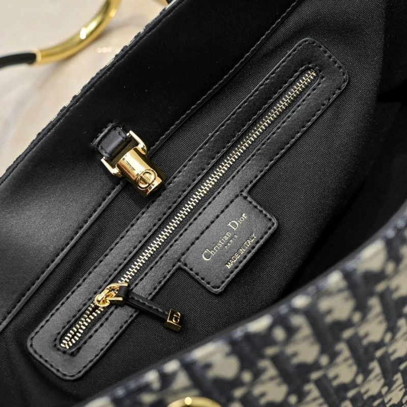 Effortless Christian Dior Shopping Bags 85520