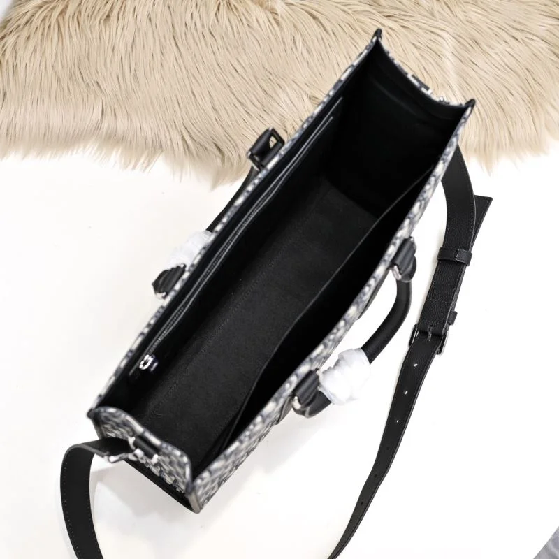 Timeless Christian Dior Shopping Bags 46282