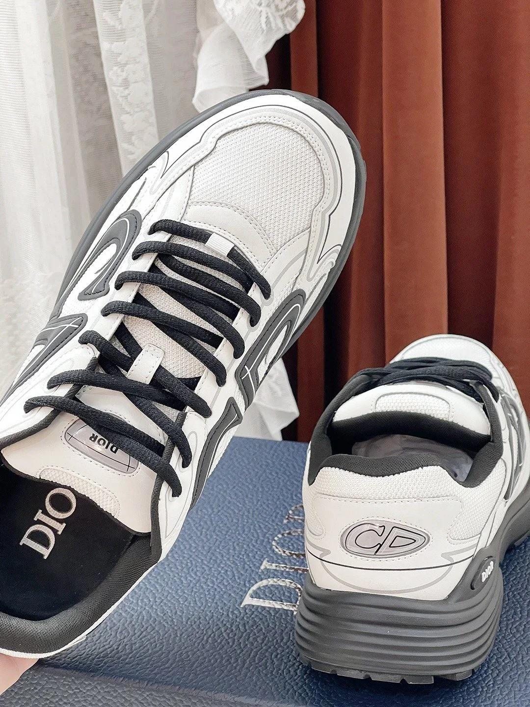 Stylish Christian Dior Sneaker 21099