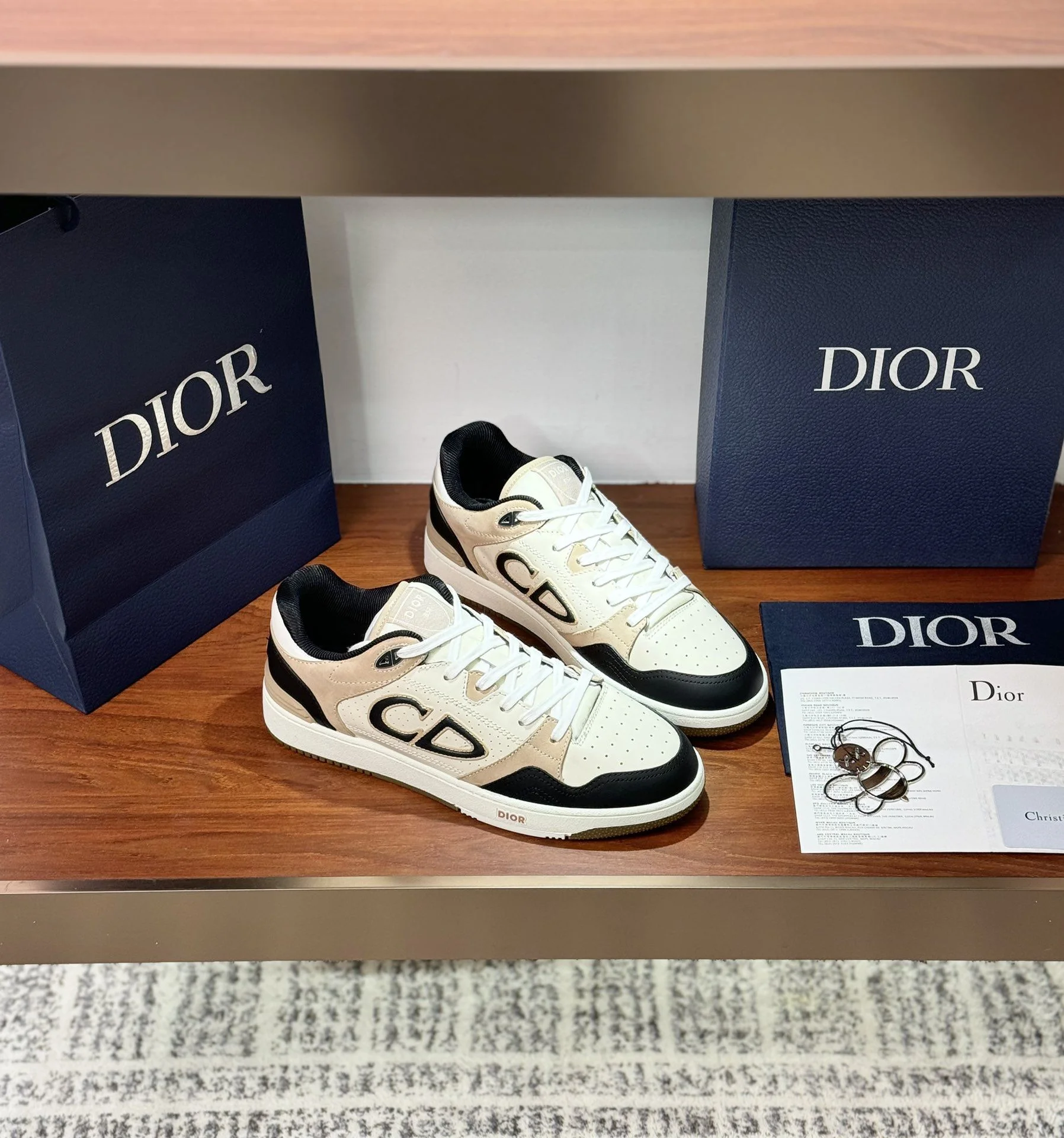 Minimalist Christian Dior Sneaker 21051