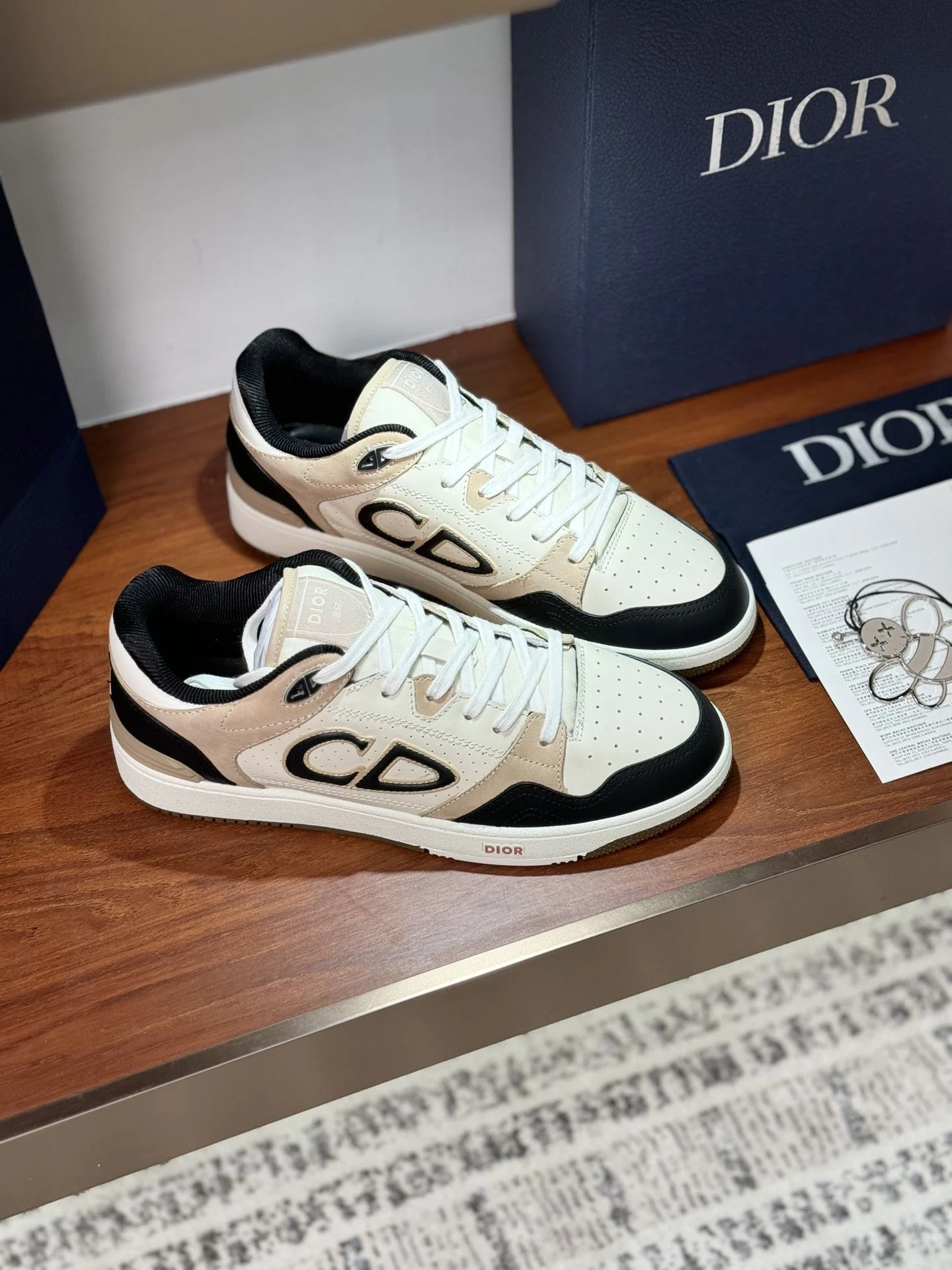 Minimalist Christian Dior Sneaker 21051