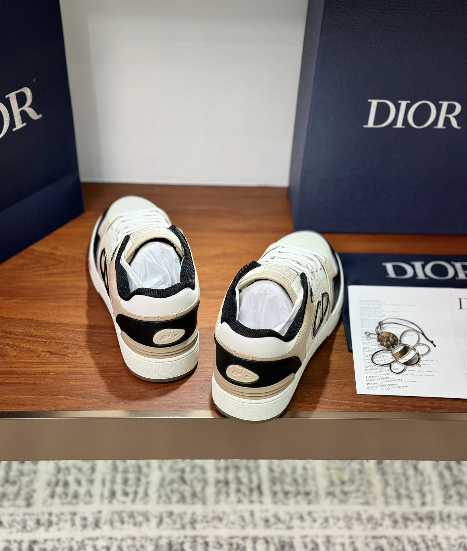 Minimalist Christian Dior Sneaker 21051