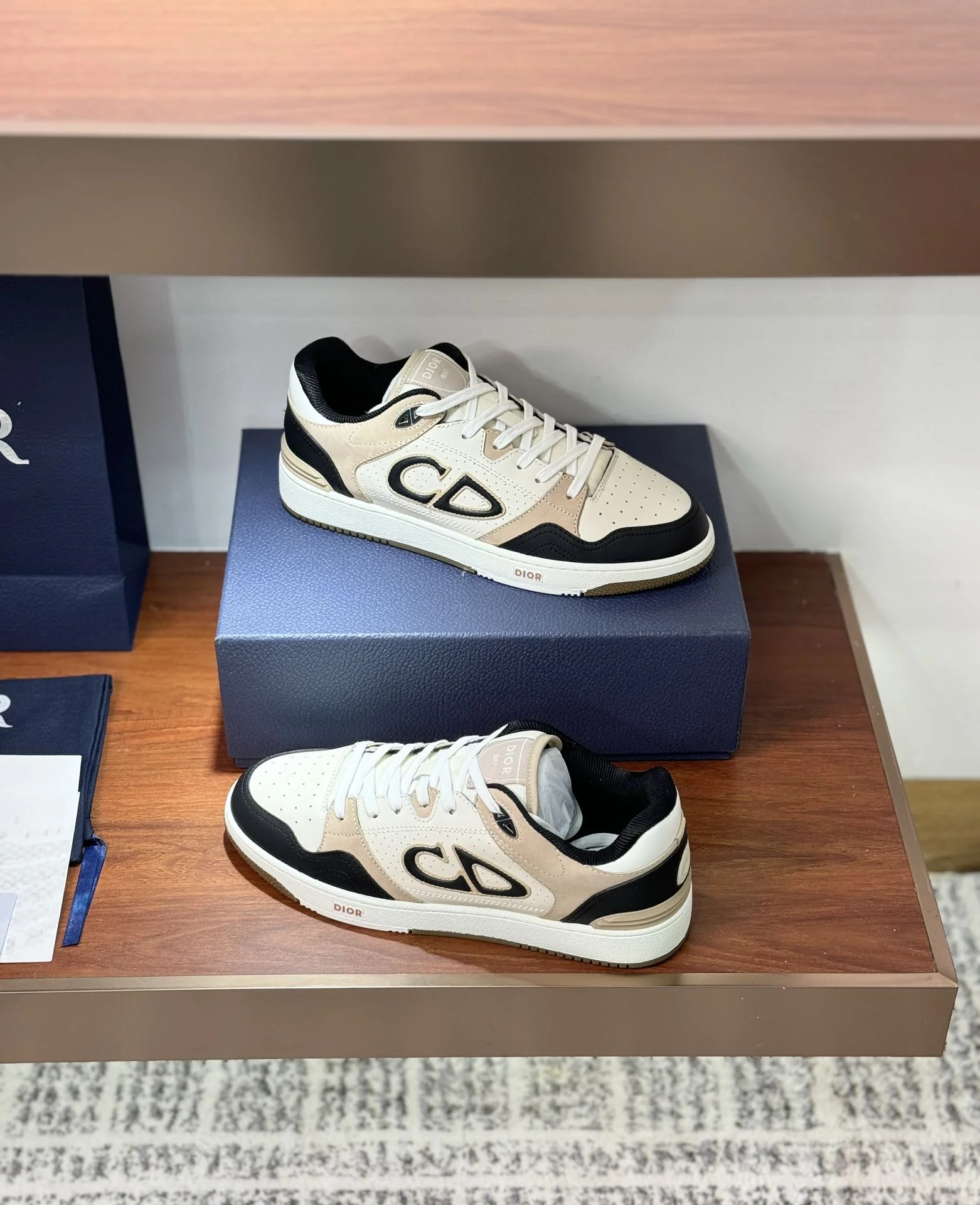 Minimalist Christian Dior Sneaker 21051