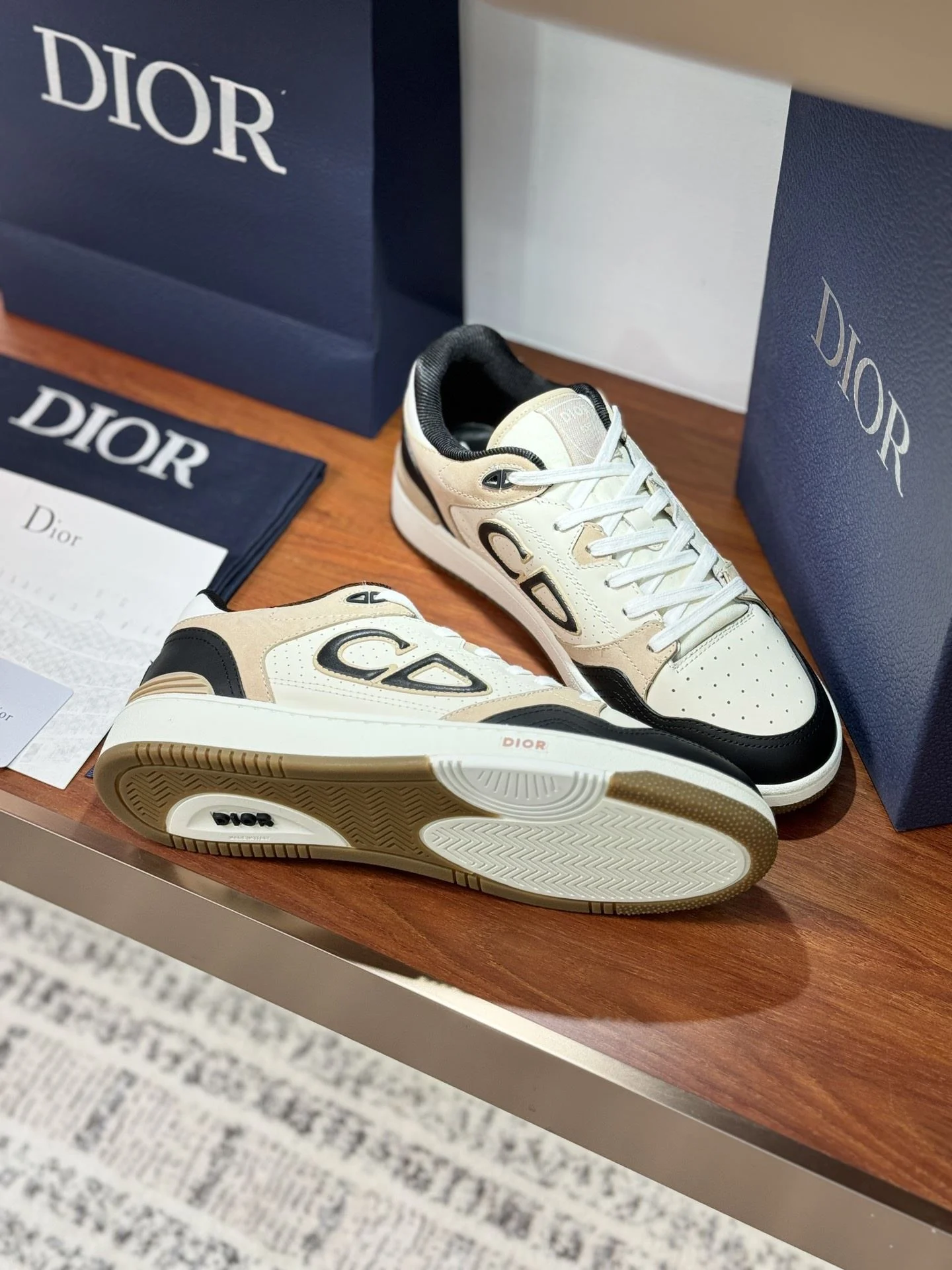 Minimalist Christian Dior Sneaker 21051