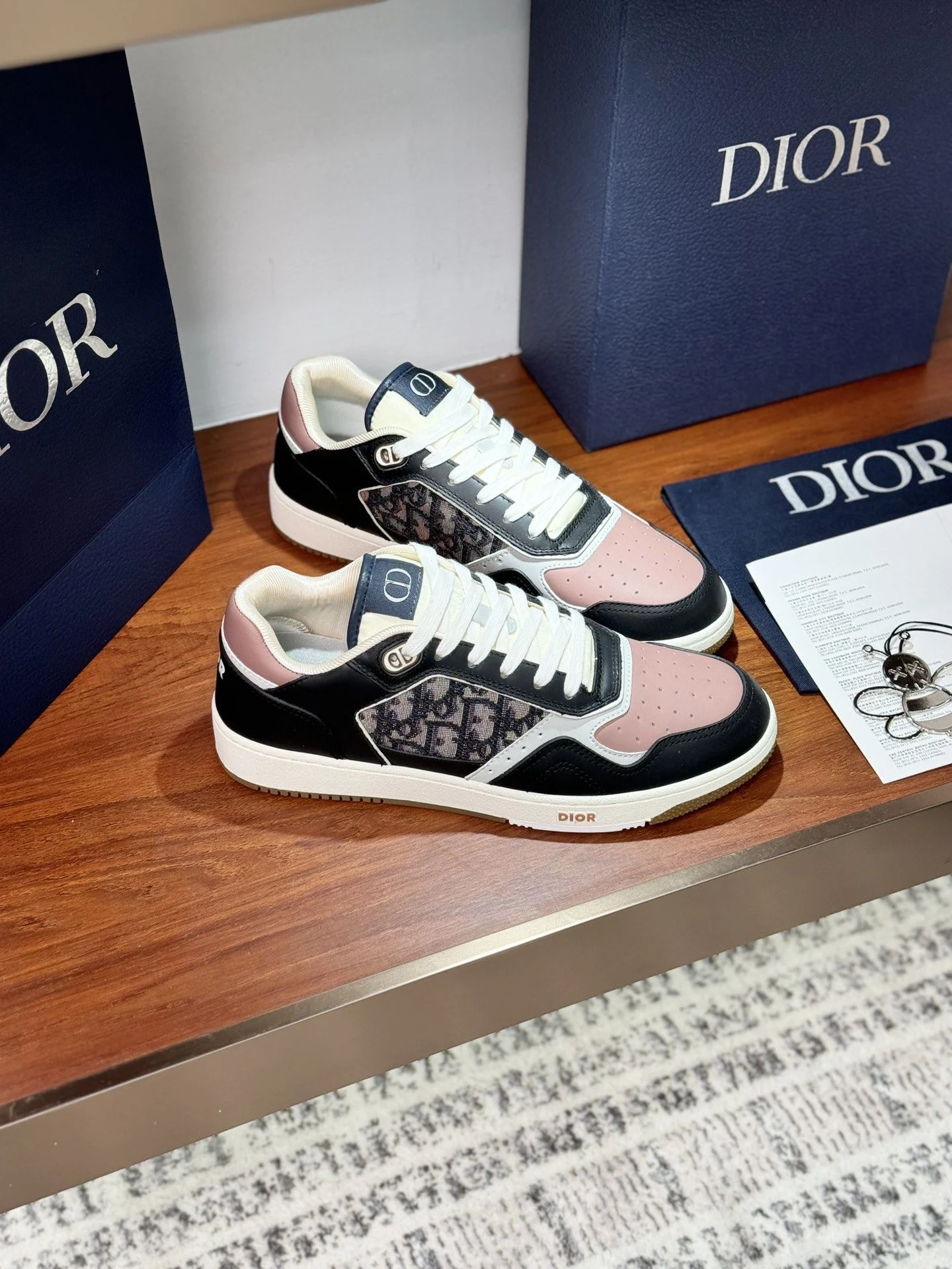 WellDesigned Christian Dior Sneaker 21036