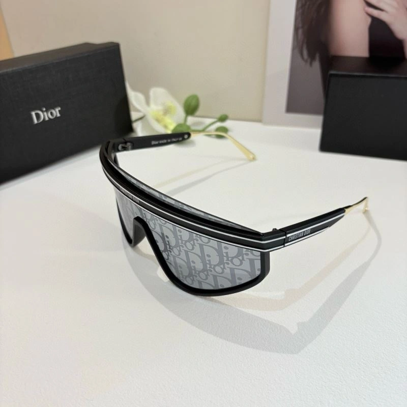 Sporty Christian Dior Sunglasses 278704