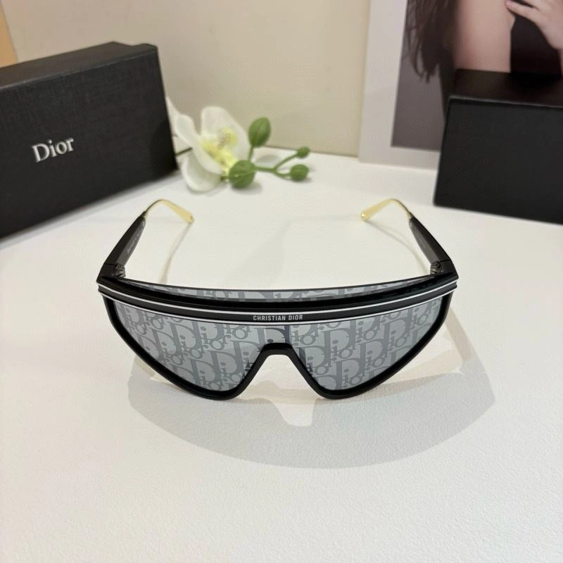 Sporty Christian Dior Sunglasses 278704