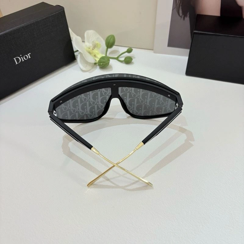 Sporty Christian Dior Sunglasses 278704