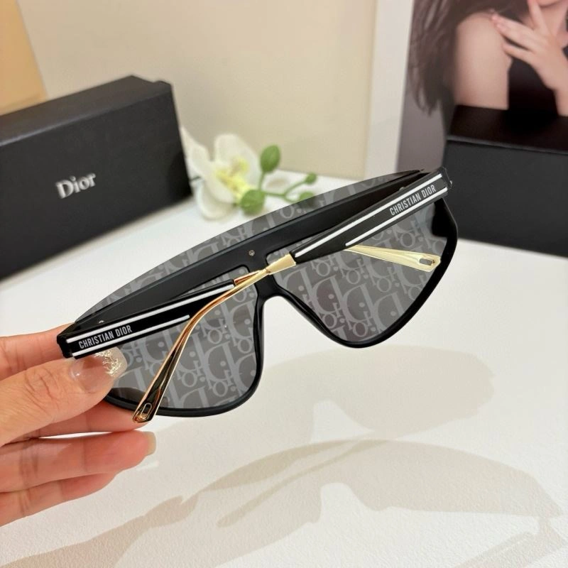 Sporty Christian Dior Sunglasses 278704