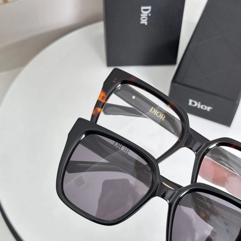 Compact Christian Dior Sunglasses 278727