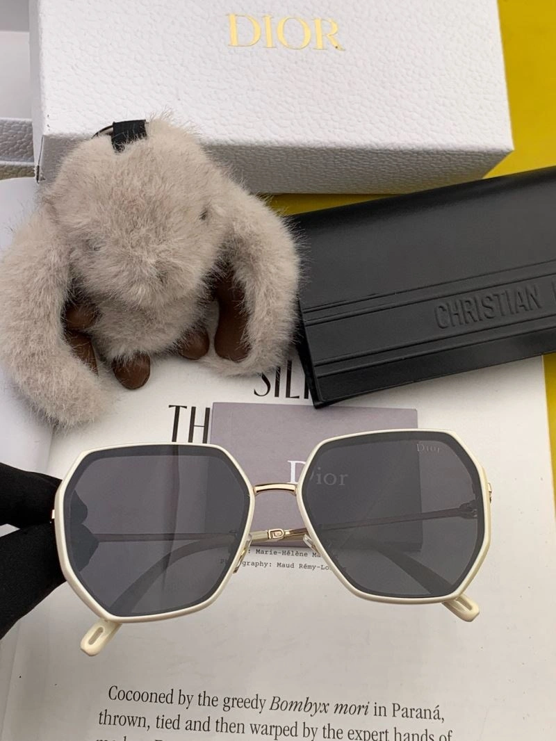Sleek Christian Dior Sunglasses 278713