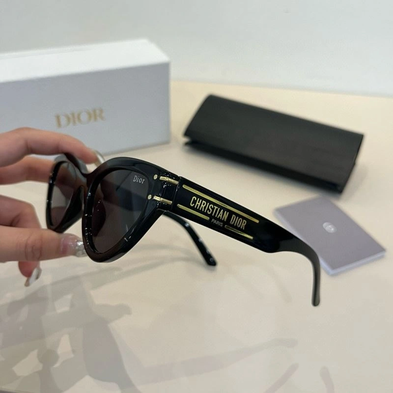 Versatile Christian Dior Sunglasses 278831