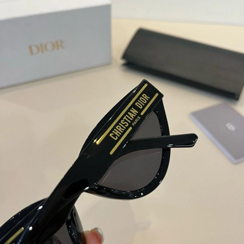 Versatile Christian Dior Sunglasses 278831