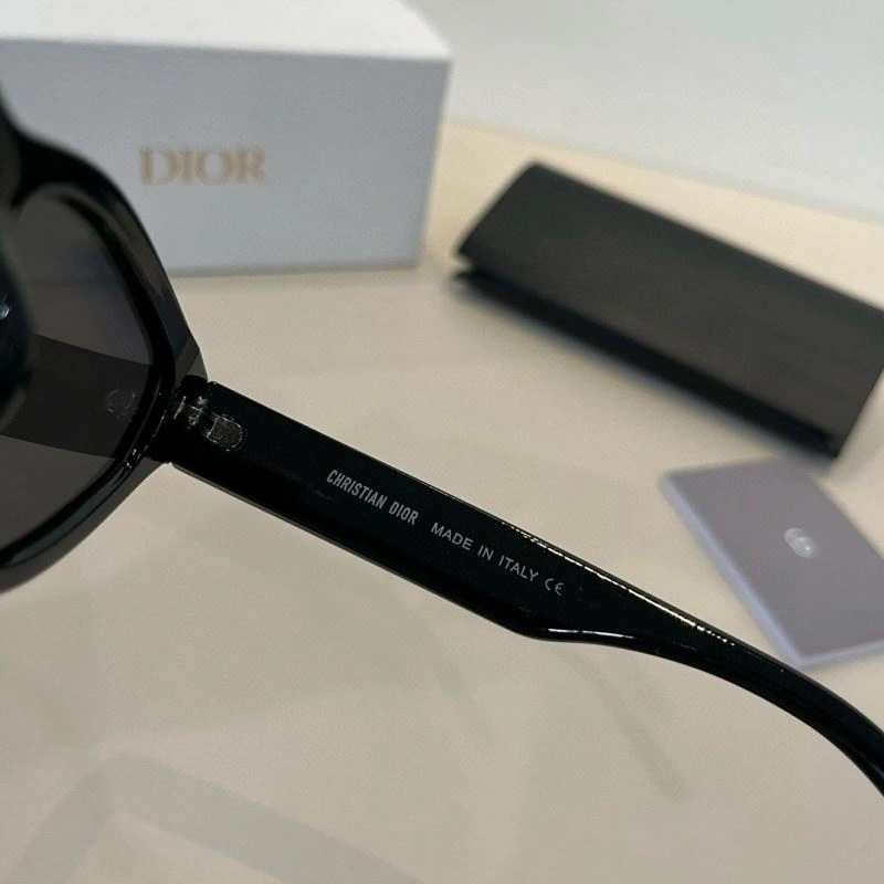 Versatile Christian Dior Sunglasses 278831