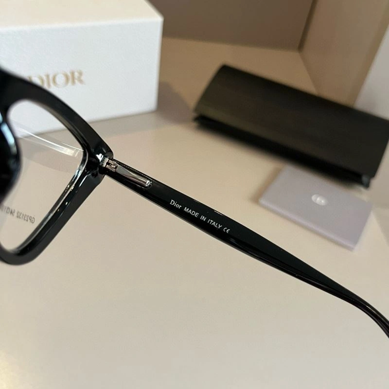 Trendsetting Christian Dior Sunglasses 278837