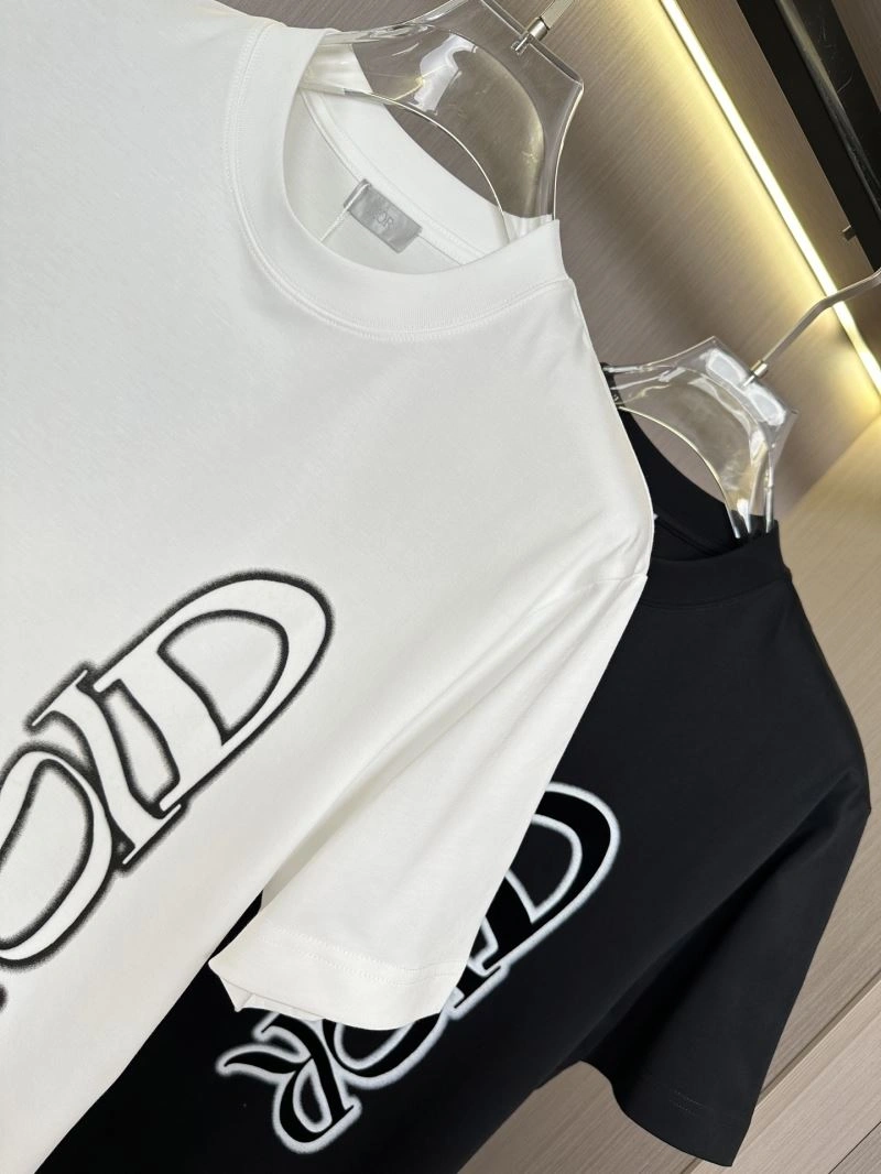 Effortless Christian Dior T-Shirts 115206