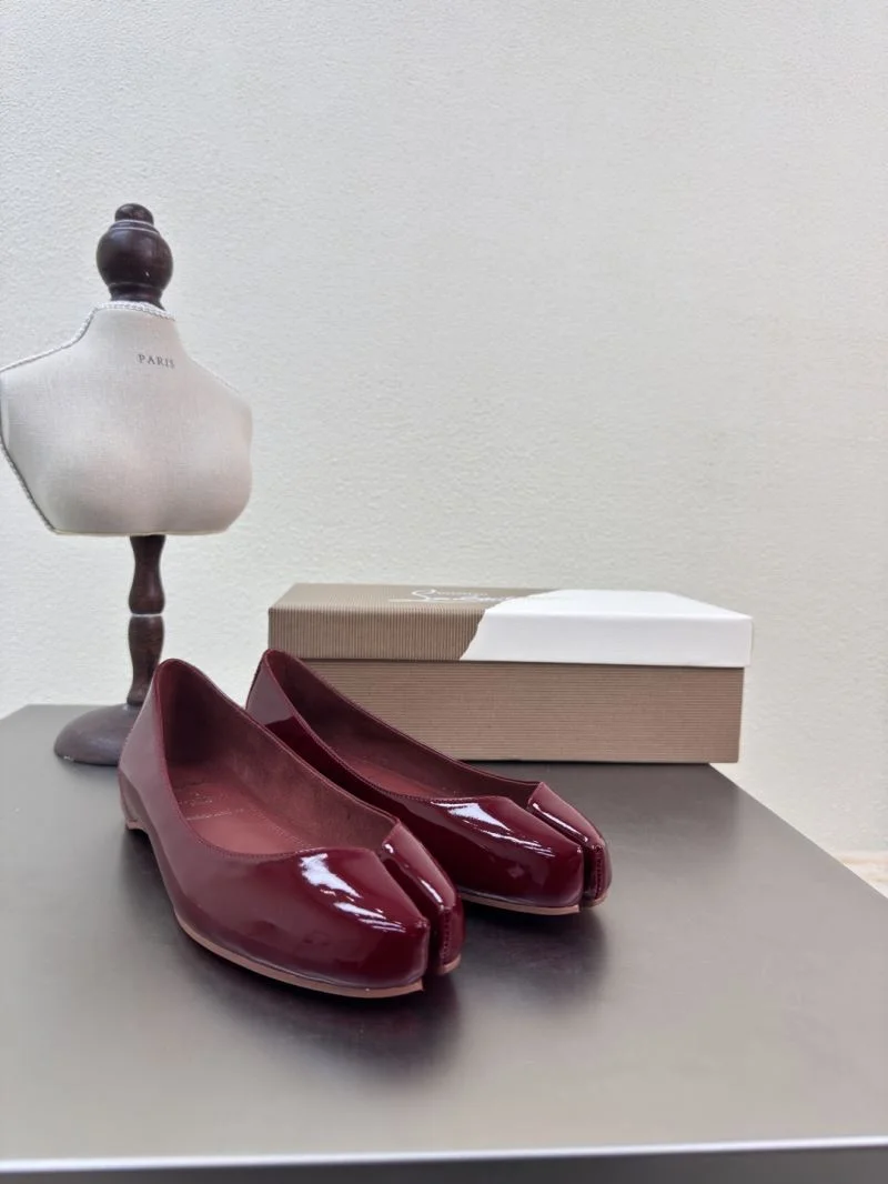 OnTrend Christian Louboutin Flat Shoes 22742