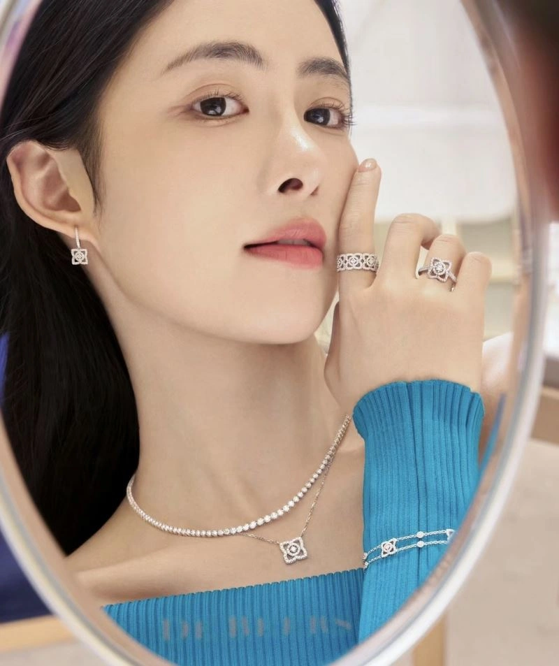 Fashionable Debeers Earrings 214629