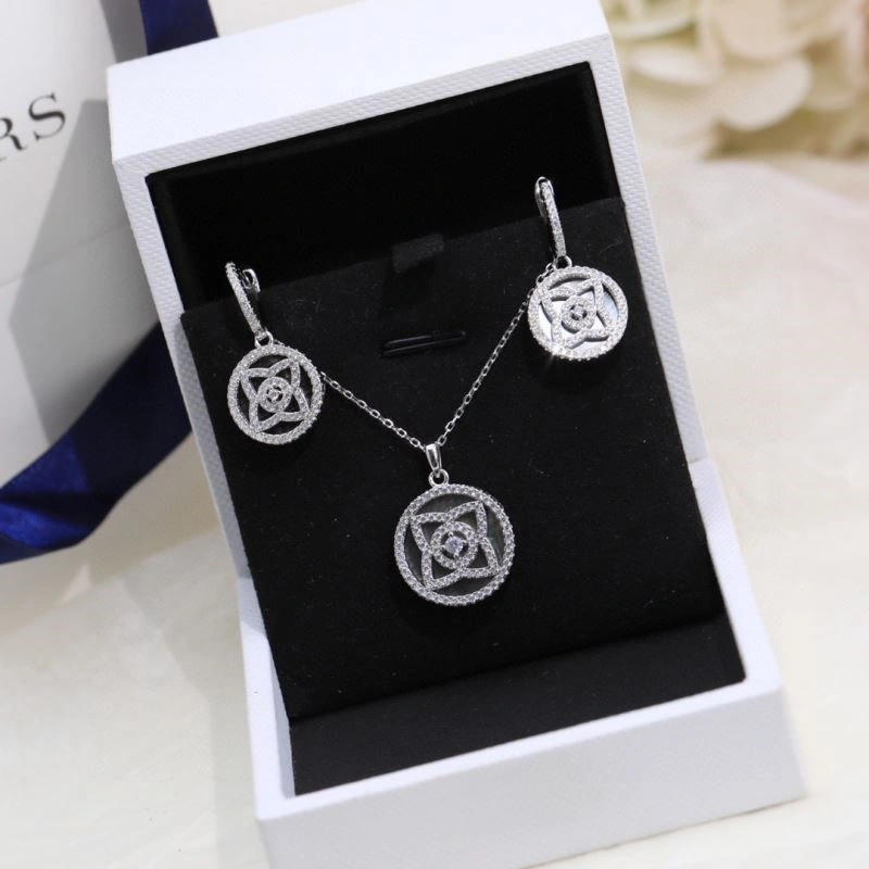Lightweight Debeers Earrings 208817