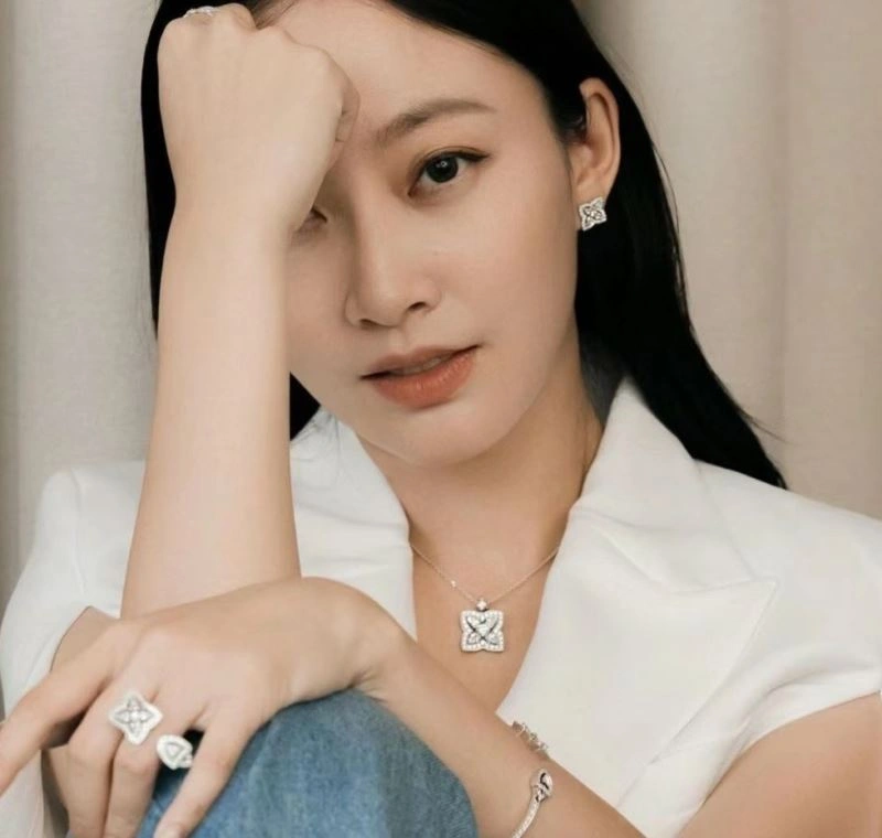 Debeers Necklaces Elegant 214621