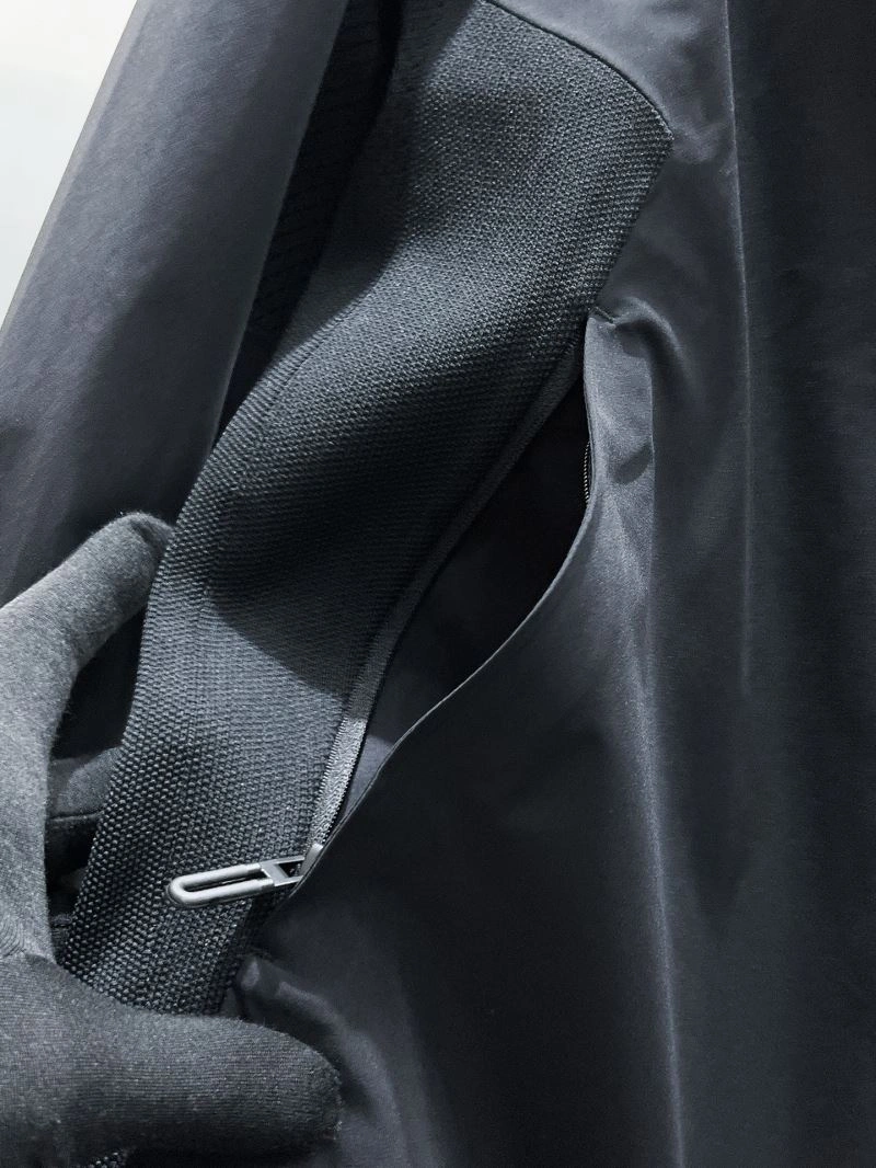 Supportive Descente Outwear 160840