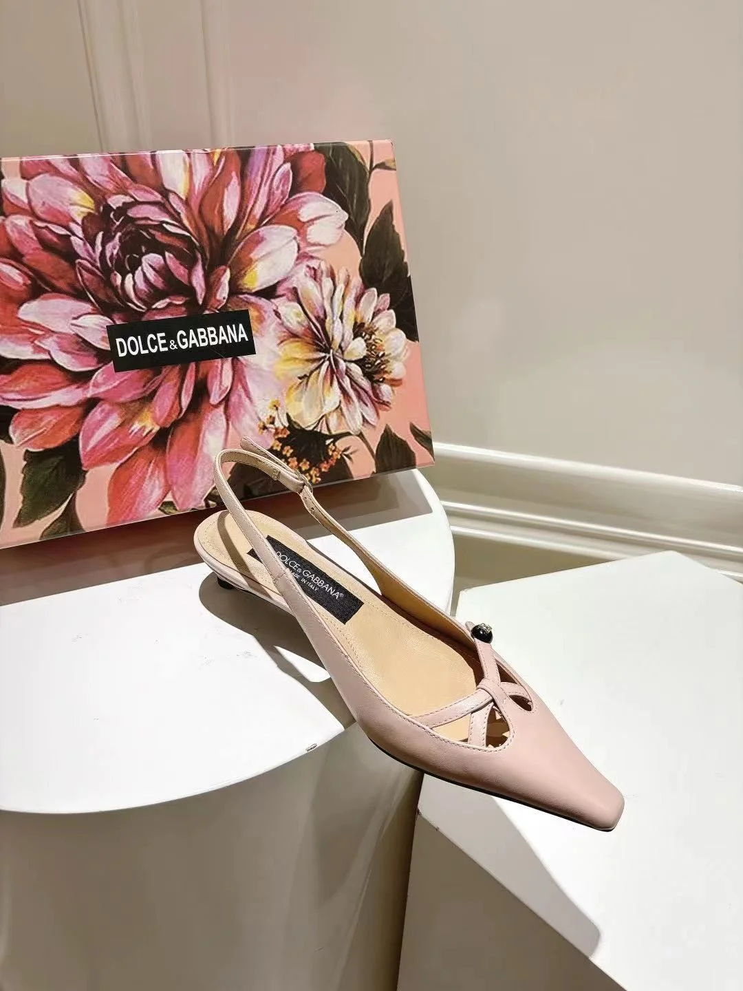 Sleek Dolce Gabbana Sandals 22972