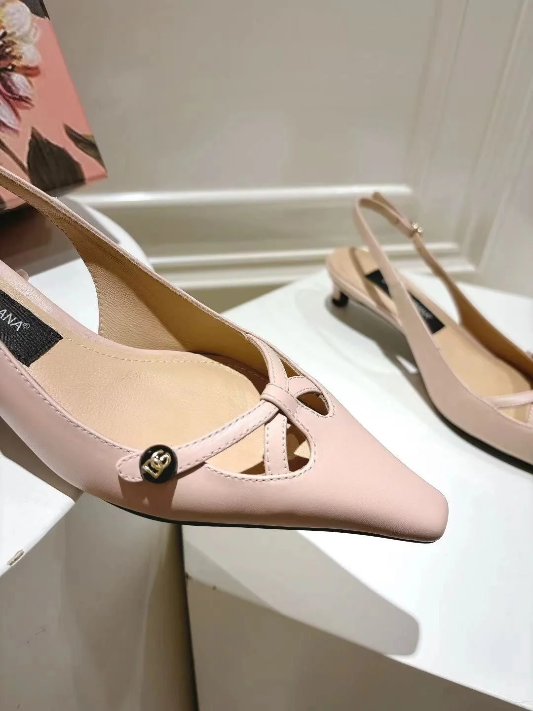 Sleek Dolce Gabbana Sandals 22972