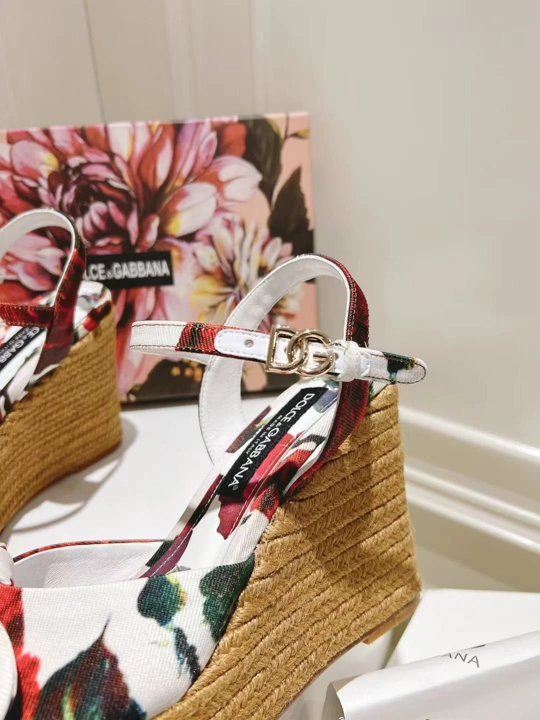 Compact Dolce Gabbana Sandals 23021