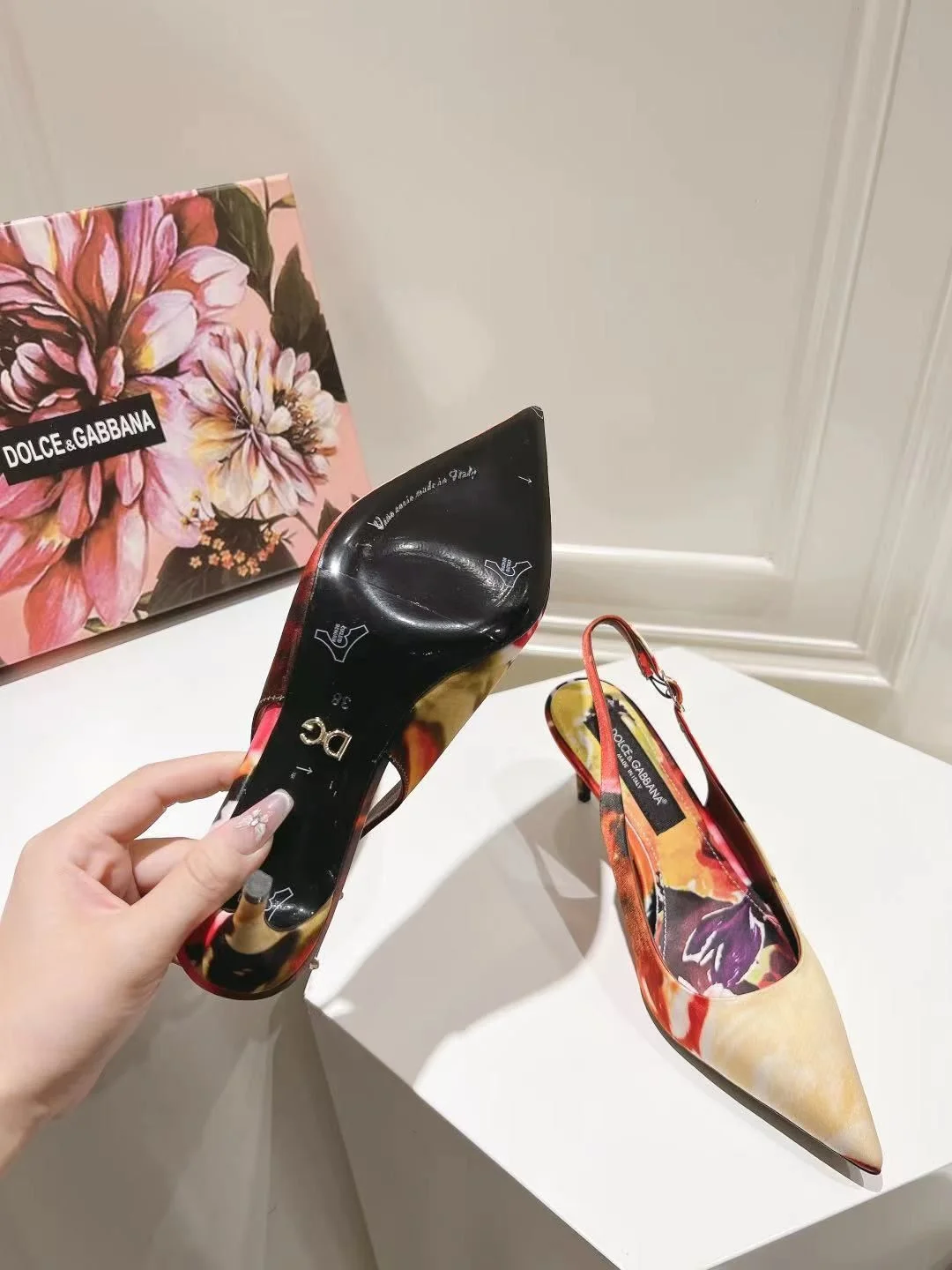 Classic Dolce Gabbana Sandals 22964